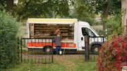 „Tina mobil“ erzählt von den täglichen Problemen und Sorgen einer dreifachen Mutter in Pankow. Der Kampf ums Überleben, das mangelnde Geld - aber Tinas Maxime ist: Man kann alles schaffen, was man will. Und wenn man es nicht schafft, hat man es eben nicht genug gewollt. - Doris (Carmen Maia Antoni) freut sich, dass Tina (Gabriela Maria Schmeide) ihr Sortiment erweitert. Caro (Runa Greiner) hatte die Idee dazu.