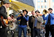 In der Innenstadt haben bayerische Musiker (Musikband: G. Rag y los hermanos patchecos) vor Wimbeck Wastes (Christian Springer, 3.v.r.) Andenken-Geschäft ihre Instrumente ausgepackt und spontan musiziert.