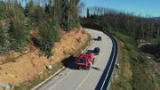 Portugal - Ein Feuerwehrauto fährt auf der N236, der Straße, die von den Medien als Straße des Todes bezeichnet wird.