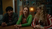 Kash (Bilal Hasna, l.), Jen (Máiréad Tyers, M.) und Carry (Sofia Oxenham, r.) diskutieren darüber, ob es schlimm war, dass Jen in der Zauberkräfte-Klinik einen alten Mann geküsst hat. Ein verwerfliche Kuss, der Unstimmigkeiten zwischen Jen und Jizzlord bringt.
