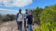 Moderator Eric Mayer (M.) ist mit Vulkanexperte Jaime Colleo (l.) und Biologe Rafael Garcia Becerra (r.) auf La Palma auf dem Weg in eine Lavaröhre. Dort wollen sie schauen, welche Insekten sich entwickelt haben und generell, wie eine Lavaröhre von innen aussieht und welche Spuren des Lavaflusses dort zu erkennen sind.