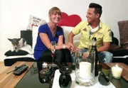 Die 48-jährige Anke hat sich der Rundumversorgung ihrer beiden Jungs verschrieben, die es sich im "Hotel Mama" so richtig gemütlich gemacht haben. Sohn Kevin (22, re.) jobbt als Kassierer in einem Baumarkt und träumt insgeheim von einer Karriere als Sänger. Sein großer Bruder Mike (25) ist gelernter Kaufmann für Dialogmarketing, jedoch zurzeit ohne Job.