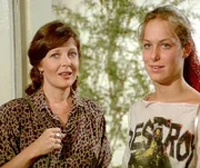 Dr. Emily Hanover (Anita Gillette, l.) bringt Abigail Garvin (Melora Hardin) zu ihrer besorgten Mutter.