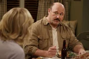 Audrey McAllister (Rachel Bay Jones, l.); Jim McAllister (Will Sasso, r.)