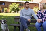 Mann hält alter Frau die Hand: Käthe, Pauls Therapiehündin, Christoph Schechinger als Psychologe Paul Winter, Christine Schorn als Christine Saalfeld