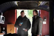 Ein gefalteter Einkaufszettel macht Sebastian und Gregor auf ihrer Suche nach dem Fremden stutzig. Von links: Sebastian Wildner (Herbert Ulrich) und Gregor Brunner (Holger M. Wilhelm).