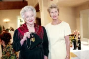 (v.li.): Marianne Schönauer (Therese Schlierbach), Lotte Ledl (Anna Kofler).