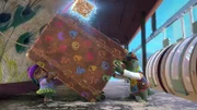 Moley und Dotty mühen sich ziemlich ab mit dem sperrigen Schrank, den sie für Moleys Mutter durch die halbe Stadt bugsieren sollen.