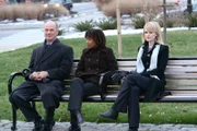 Lilly Rush (Kathryn Morris, r.), Kat Miller (Tracie Thoms, M.) und John Stillman (John Finn, l.) öffnen die Akten eines noch nicht gelösten Falles aus dem Jahre 1964 ...