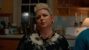Jens Mum (Siobhán McSweeney) wird Jens Freund Jizz vorgestellt. Sie wirkt nicht gerade begeistert und geht eher davon aus, dass Jizz Jen nur schwängern will.