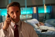 Dr. Kahnweiler (Mark Keller) hält Martin Gruber über den Zustand seines Patienten auf dem Laufenden.