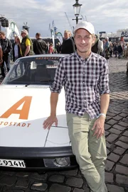 Tim Schrick bei der Zielankunft der Auto Bild Klassik Rallye Die Nordsee Tour an der Fischauktionshalle, Hamburg