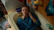 Jen (Máiréad Tyers) vertraut sich ihrer besten Freundin an – und hofft auf einen hilfreichen Rat.