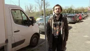 Jerrick hofft, dass er den Zuschlag für die neue Wohnung bekommt