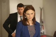 Seeley Booth (David Boreanaz, hinten); Temperance Brennan (Emily Deschanel, vorne)