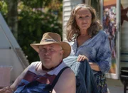 Carlo Hansen (Bjarne Henriksen), der Geschäftsführer des Jahrmarktes, und seine Frau Lulu (Kirsten Lehfeldt) sind bestürzt über den Mord an ihrem Schwiegersohn Kim Boelsen. Allerdings hatten Carlo und Kim offenbar nicht das beste Verhältnis.