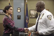 Amy Santiago (Melissa Fumero, l.); Ray Holt (André Braugher, r.)