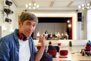 Fritz Fuchs (Guido Hammesfahr) drückt die Daumen für Selina. Die blinde Cellistin will sich der strengen Aufnahmeprüfung der Musikhochschule stellen.