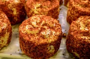 Baskischer Käse, von Espelette-Chili umhüllt