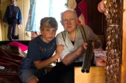 Tim (Noah Böhm) und sein Opa (Carl-Heinz Choynski) wollen auf keinen Fall getrennt werden.