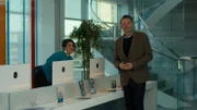 Psychologe George (Julian Barratt, r.) und seine Assistentin (Mona Goodwin, l.) werfen Jen aus der Superkraft-Klinik heraus. George meint, sie hätte sich daneben benommen und wäre ihm zu nah gekommen.