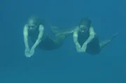 Rikki  (Cariba Heine, li.) und Emma (Claire Holt, re.) können nicht fassen, dass Lewis Cleo den Job im Freizeitpark weggeschnappt hat. Sie machen sich auf den Weg dorthin um ihm das Leben schwer zu machen.