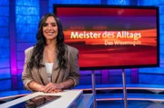 Mutig stellt sich Journalistin Jessica Schöne den kniffeligen Fragen beim Wissensquiz "Meister des Alltags". Die Antworten liefern hilfreiche Life-Hacks und lustige Aha-Momente.