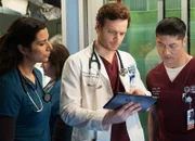 Chicago Med Schwarzer Montag - Monday Mourning Staffel 2, Episode 17 Konzentration auf eine Patienten-Akte: Lorenz Diaz als Krankenschwester Doris, Nick Gehlfuss al Dr. Will Halstead, Brian Tee als Dr. Ethan Choi