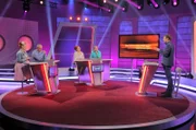 Moderator Florian Weber (re.) überprüft im Wissensquiz „Meister des Alltags“ die Praxisnähe seiner prominenten Kandidaten (v. li.):  Enie van de Meiklokjes, Bodo Bach, Alice Hoffmann, Wigald Boning.