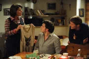 Die Jungs sind von Rosis Strickkünsten nicht wirklich begeistert. Von links: Rosi (Brigitte Walbrun), Florian (Tommy Schwimmer) und Ludwig Brunner (Martin Wenzl).