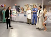 J.D. (Zach Braff, 2.v.r.) hat einen neuen Patienten namens James Charles, in dem er sofort einen der Autoren seiner Lieblings-Sitcom "Cheers" erkennt und dadurch in einen Tagtraum verfällt. (V.l.n.r.) Kenny (Clay Aiken), Dr. Bob Kelso (Ken Jenkins), der Hausmeister (Neil Flynn) und Elliot (Sarah Chalke) ...