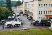 Die UN-Soldaten haben sich Zugang zur Schule verschafft und retten die muslimischen Männer aus dem Gebäude.