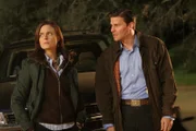 Dr. Brennan (Emily Deschanel, l.); Booth (David Boreanaz, r.)