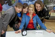 (3. Staffel) - Gemeinsam kämpfen Danni (Annette Frier, 2.v.r.), Bea (Nadja Becker, 2.v.l.), Nils (Oliver Fleischer, r.) und Hannes (Tino Mewes, l.) für das Recht der kleinen Leute ...