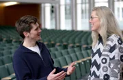 Frank Seibert und Kristin Drenkhahn im Auditorium der FU Berlin, die Professorin ist eine der wenigen Gefängnisforscherinnen in Deutschland, sie untersucht das soziale Klima in Gefängnissen.
