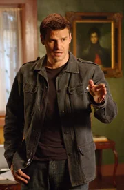 Booth (David Boreanaz) versucht den Verdacht gegen Brennan auszuräumen.