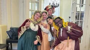 Es wird getanzt! Und zwar ganz traditionell in griechischen Trachten. Erst kommen sich die Mädchen ganz schön verkleidet vor, dann macht es aber doch viel Spaß.