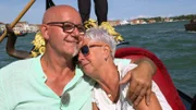 Hannes und Christine geniessen eine romantische Gondelfahrt in Venedig