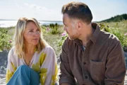 Praxis mit Meerblick – Geheimnisse Sie müssen gemeinsam einen Verlust verkraften: Tanja Wedhorn als Nora, Bernhard Piesk als Max