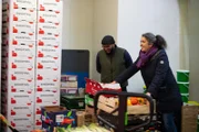 Günes Seyfarth mit einem Mitstreiter - Foodsaver - beim Auslanden von Lebensmitteln.