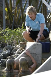 Emma und Rikki versuchen Lewis (Angus McLaren) das Leben im Freizeitpark so schwer wie möglich zu machen. Hat er sich doch einfach Cleos Job geschnappt.