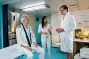 Dr. Jessica Delgado (Collien Ulmen-Fernandes, M.) hat alle Hände voll zu tun, die beiden Hypochonder Oskar Schifferle (Harald Schmidt, l.) und Jens Kessler (Ingolf Lück, r.) zu beruhigen.