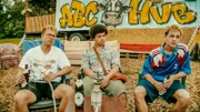 Matze (Leon Hagen, l.), Daniel (Jonas Delis Sanchez, M.) und Aydin (David Ali Rashed, r.) schmieden einen Plan: Wie kriegen sie Carlo aus seinem Zimmer?