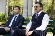 Nachdem Danny (Donnie Wahlberg, l.) bei einem Einsatz aus Versehen auf einen anderen Polizisten geschossen hat, wendet er sich Hilfesuchend an seinen Vater (Tom Selleck, r.) ...