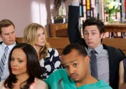 "Scrubs - Die Anfänger", "Meine Zukunft." J.D. und Elliot haben Zweifel, ob sie die Weichen für ihre Zukunft richtig gestellt haben. Während Elliots Verlobter und J.D.s schwangere Freundin zu Hause auf ihre Liebsten warten, verstecken sich die beiden Ärzte unter einem Vorwand lieber im Krankenhaus, um nachzudenken. Indes ist der Hausmeister auf der Suche nach dem perfekten Hochzeitsgeschenk für Elliot und aktiviert dafür seinen Denker-Club, bestehend aus Ted, Tod und dem durchgeknallten Lloyd.Im Bild (v.li.): Travis Schuldt (Keith), Judy Reyes (Carla Espinosa), Sarah Chalke (Elliot Reid), Donald Faison (Chris Turk), Zach Braff (John 'J.D.' Dorian).