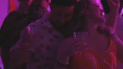 Nachgestellte Szene: Hannah und David feiern zusammen