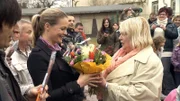 Endlich ist der Tag, auf den alle gewartet haben, da. Die 42-jährige Petrag (re.) wird von Freunden und Familien empfangen, sowie dem Zuhause im Glück-Team um Eva Brenner (li.) und John Kosmalla