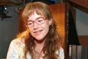 Lisa (Alexandra Neldel) ist ein Stein vom Herzen gefallen, als David ihr mitteilt, dass er Viktors Angebot ablehnt und bei Kerima Moda bleibt.