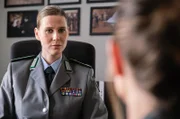 Oberstleutnant Angelika Limbach (Katrin Röver, l.) ist die Vorgesetzte des Verdächtigen, bei ihr versucht Johanna Stern (Lisa Bitter) herauszufinden, ob es innerhalb der Bundeswehr Vorwürfe gegen ihn gab.