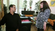 Die Kinder sind aus dem Haus und eigentlich sollte bei Beate (46) und Gerhard (45) genug Zeit für Freizeit sein. Doch Gerhard ist ein echter Pascha und lässt sich schon morgens seinen ersten Kaffee von Beate bringen..